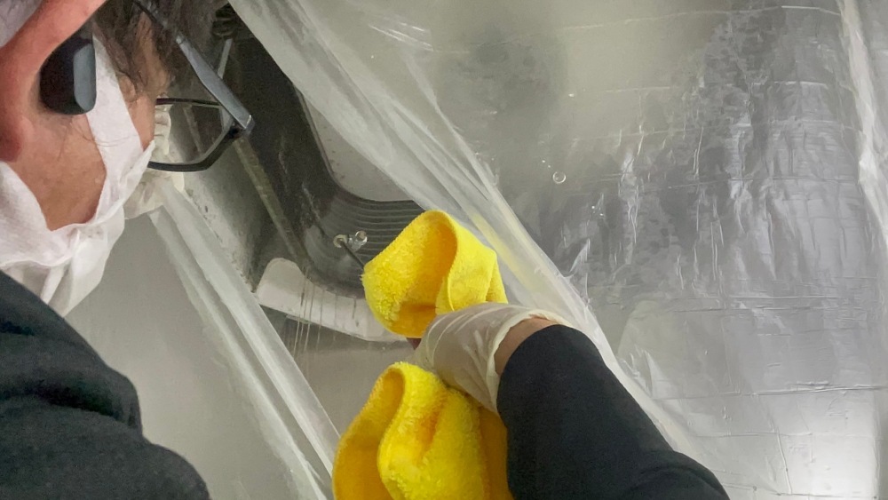 業務用エアコンの高圧洗浄作業