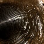 油汚れのついたダクト内部