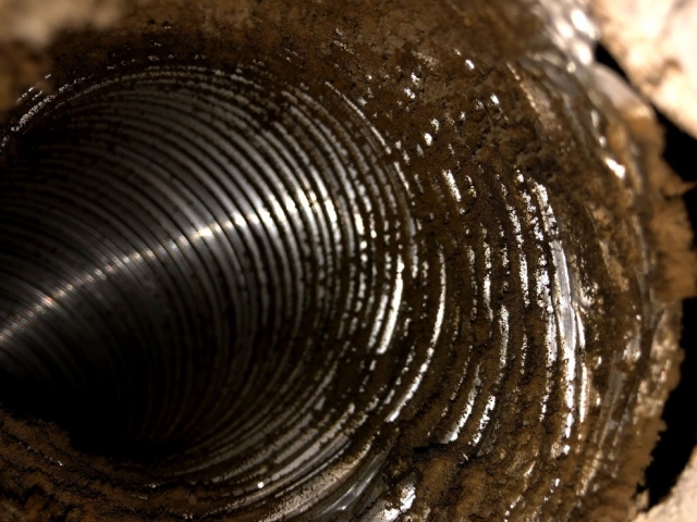 油汚れのついたダクト内部