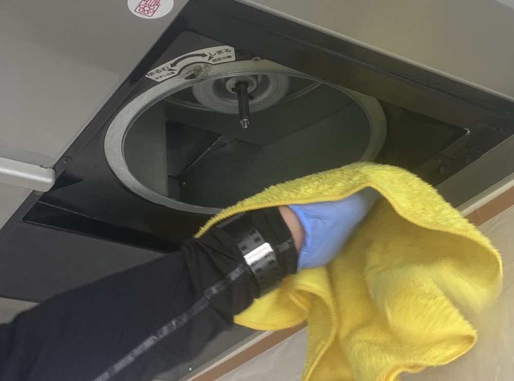 業務用換気扇の拭き上げ