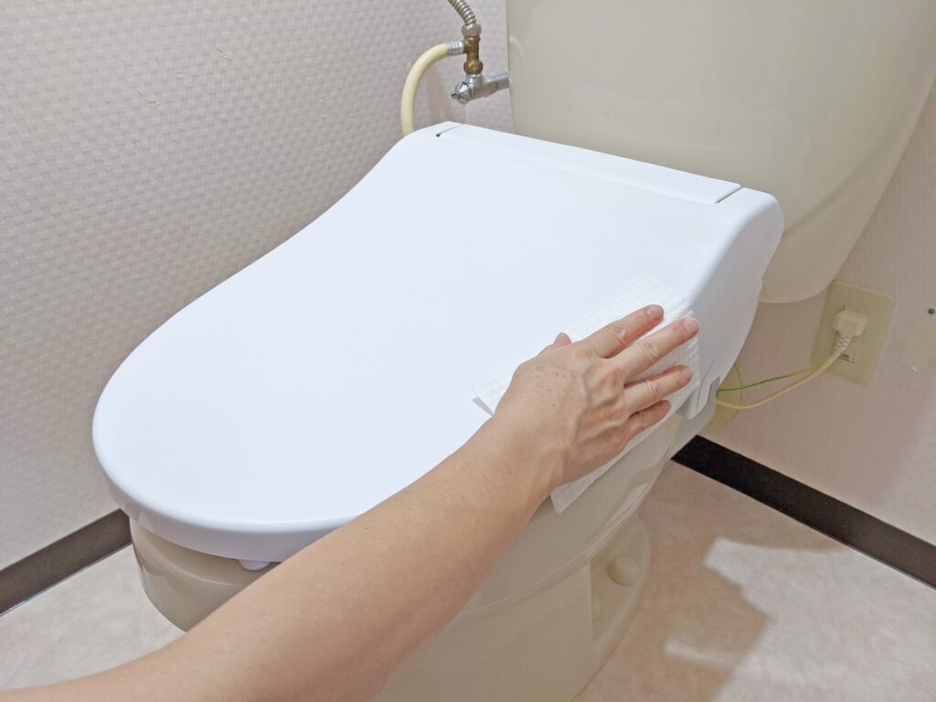 トイレのフタを拭き掃除