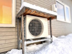 雪よけのある室外機