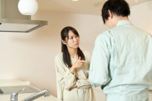 怒る女性と作業員 