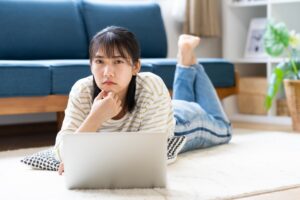 不安な一人暮らし女性