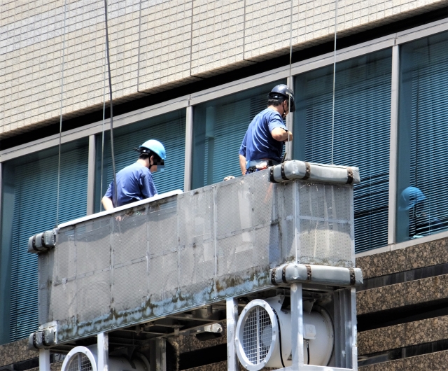 高所での窓ガラス清掃