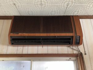 古い木製のエアコン